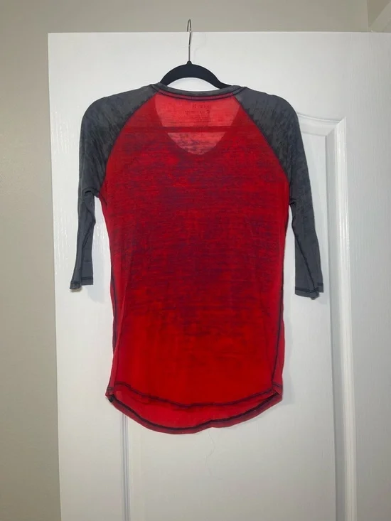 Hurley Women's 3/4 Sleeve Raglan Graphic Tee in Red & Heather Grey Size Medium - Picture 3 of 16